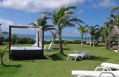 Silver Sands Apartment | Beachfront DeLuxe apartment right on the beach in stylish plantation house