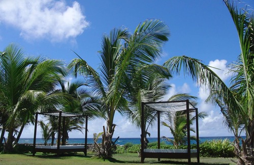 Silver Sands Apartment | Beachfront DeLuxe apartment right on the beach in stylish plantation house