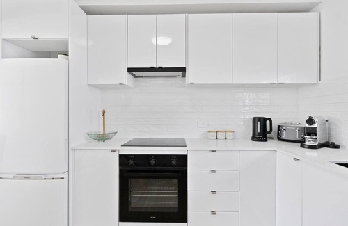 Broadbeach Apartment | Beachfront Escape Broadbeach - 2BD, Pool, Sleeps 7