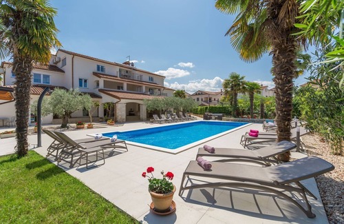 Gulici Apartment | Beachfront flat with 60m2 pool, BBQ, sun loungers, only 800 metres to the beach