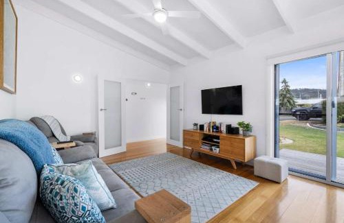 Lauderdale House | Beachfront Holiday Home Close to Airport