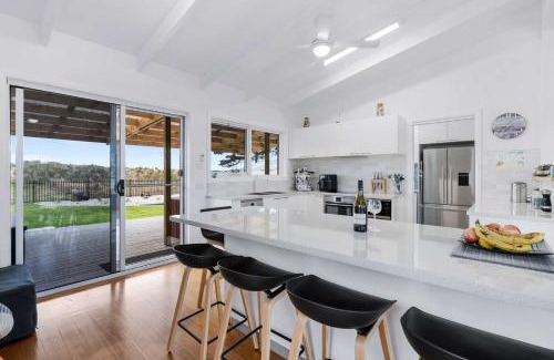 Lauderdale House | Beachfront Holiday Home Close to Airport