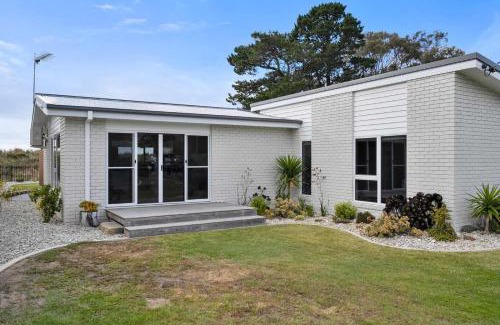 Lauderdale House | Beachfront Holiday Home Close to Airport