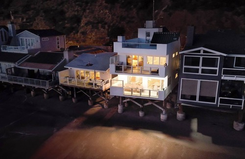 Eastern Malibu Cottage | Beachfront Malibu House w/Sauna & Ocean-view Deck
