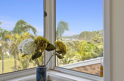 Kiama Downs House | BEACHFRONT OASIS Jones Beach Kiama. Best views, direct beach access, cozy. Relax