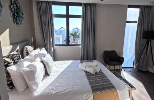 Big Bay Apartment | Beachfront Penthouse with balcony and parking