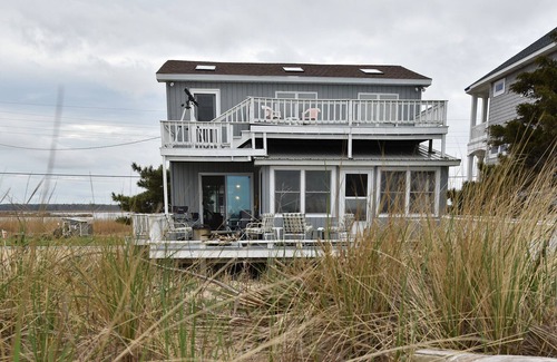 Delaware Beaches House | BEACHFRONT RENTAL An artist's house on a dune in a wildlife sanctuary.