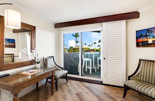 Hanamaulu Condo | BEACHFRONT RESORT restaurants on site, Ocean & Pool Views!