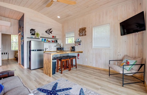 Carrabelle Cottage | Beachfront Retreat w/Dock in Lanark Village!