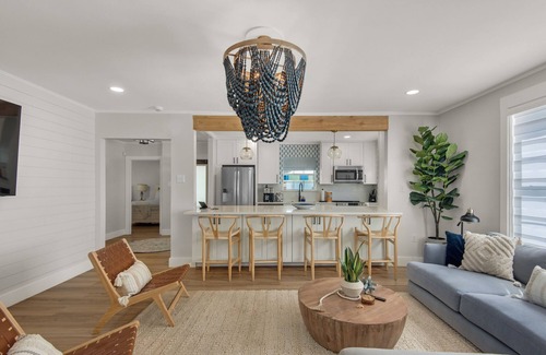 Bahama Beach House | BEACHFRONT: Spacious Family Home Stunning Views Steps to Sand and Surf Hot tub