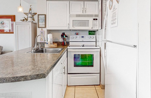 Fort Morgan Condo | Beachgoer's retreat with balcony, AC, pools, hot tubs, tennis & gym