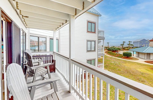 Fort Morgan Condo | Beachgoer's retreat with balcony, AC, pools, hot tubs, tennis & gym