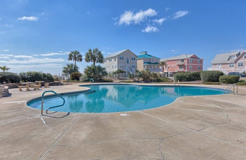 Fort Morgan Condo | Beachgoer's retreat with balcony, AC, pools, hot tubs, tennis & gym