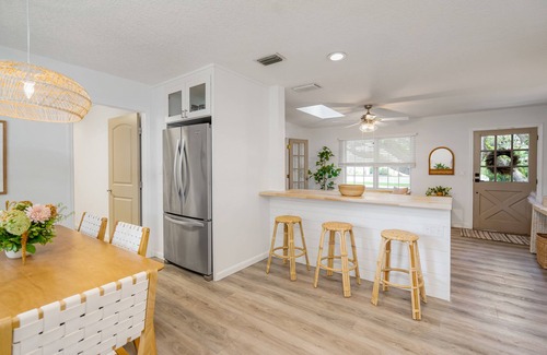 Vilano Beach Cottage | Beachie Cottage with luxury Spa, steps to the beach.