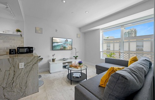 South Pointe Apartment | Beachside Charm: Walk to the Beach