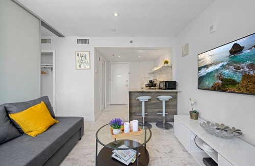 South Pointe Apartment | Beachside Charm: Walk to the Beach