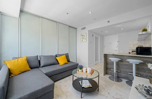 South Pointe Apartment | Beachside Charm: Walk to the Beach