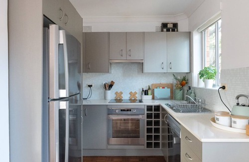 Clovelly Apartment | Beachside Clovelly Living w Parking 50m to Beach