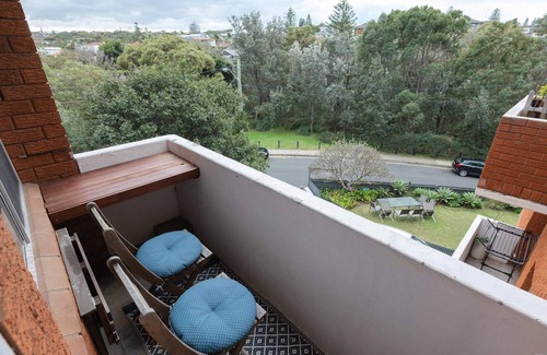Clovelly Apartment | Beachside Clovelly Living w Parking 50m to Beach