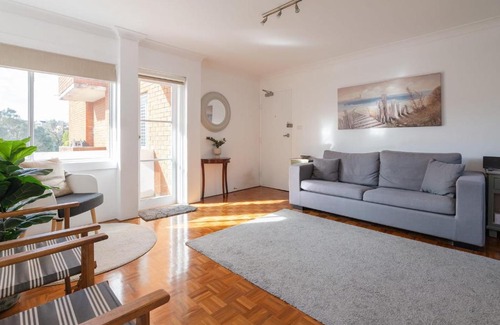 Clovelly Apartment | Beachside Clovelly Living w Parking 50m to Beach