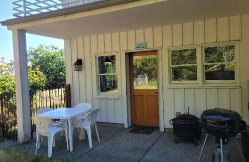 Vaughn Apartment | Beachside One Bedroom Apt on South Puget Sound
