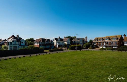 Burmarsh House | Beachside period family home. 5 BR spacious, comfortable.