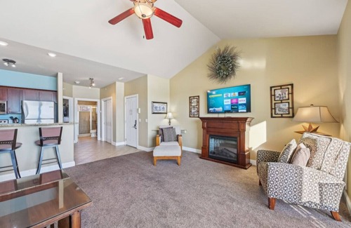 Lake Delton Apartment | Beachtop Condo at Delton Grand - Waterfront