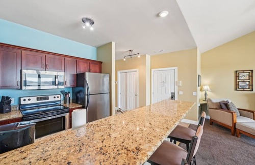 Lake Delton Apartment | Beachtop Condo at Delton Grand - Waterfront