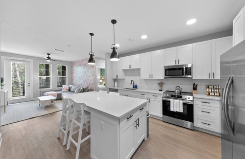 Southside Apartment | Beachy Oasis: Posh 2BR/2BA with Pool & Gym