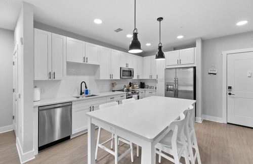 Southside Apartment | Beachy Oasis: Posh 2BR/2BA with Pool & Gym