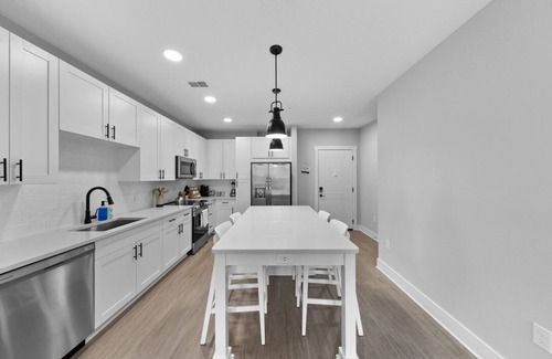 Southside Apartment | Beachy Oasis: Posh 2BR/2BA with Pool & Gym