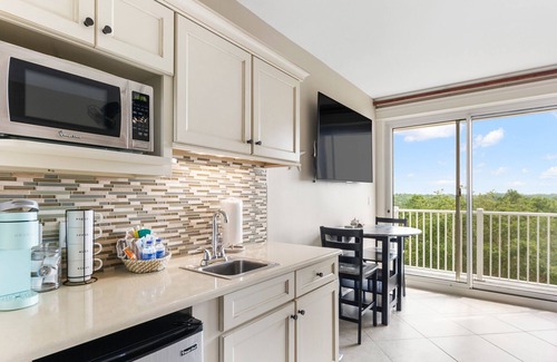 Baytowne Wharf Apartment | Beachy Sandestin studio, walk to Baytowne Wharf