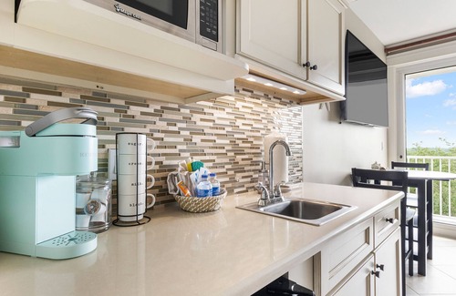 Baytowne Wharf Apartment | Beachy Sandestin studio, walk to Baytowne Wharf