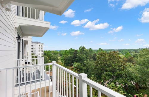 Baytowne Wharf Apartment | Beachy Sandestin studio, walk to Baytowne Wharf