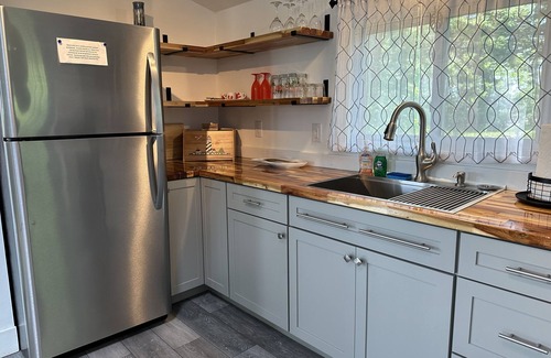 Brunswick Cottage | Beachy Vibes Only ! Updated Oceanfront Gem for 2