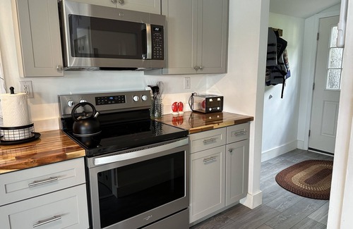 Brunswick Cottage | Beachy Vibes Only ! Updated Oceanfront Gem for 2