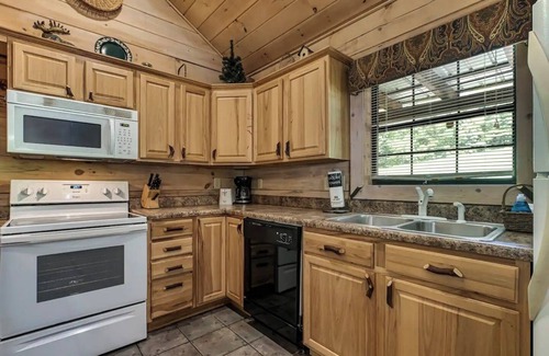 Tellico Plains Cabin | Bear cabin. This modern log cabin with HOT TUB is a large studio with a spectacular king size bed!
