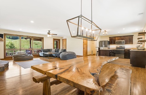 Burnsville House | Bear's Den | 2 Homes, Hot Tub & Views⛰️ + Biltmore Pass