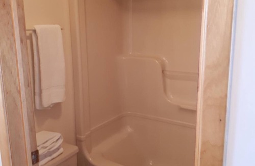 Ferndale Hotel | Bear Tracks Inn