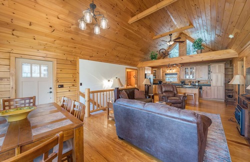Burnsville Cabin | Bearadise Mtn Lodge! Hot Tub+Fire-Pit, Grill, WiFi, Golfing, Hiking & Fishing!