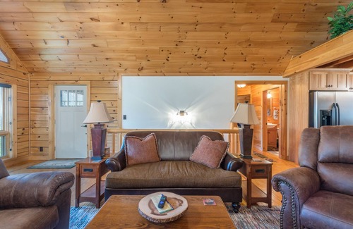 Burnsville Cabin | Bearadise Mtn Lodge! Hot Tub+Fire-Pit, Grill, WiFi, Golfing, Hiking & Fishing!