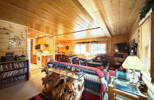 Island Park Cabin | Bears Den* 5Br, 2Ba, Pet Friendly, Wifi, Bbq Grill, 24 Miles to Yellowstone