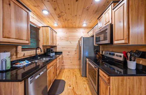 Pigeon Forge House | Beary Cottage Hot Tub Grill Arcade Games