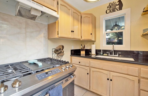 Boulder Bay Cabin | Beary Cozy Cabin w/Hot Tub- Walk to Lake Couple's Cottage