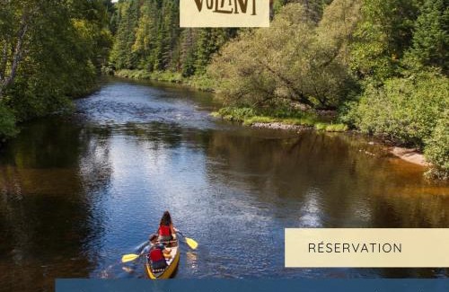 Saint Come Ski Chalet | Beau chalet bord de rivière et spa, Beautiful riverside cottage!