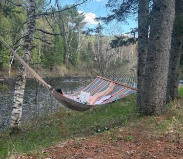 Saint Come Ski Chalet | Beau chalet bord de rivière et spa, Beautiful riverside cottage!