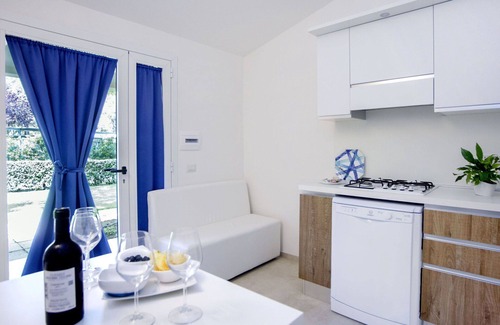 Le Rocchette House | Beautiful apartment in villa for 5 guests with WIFI, pool, hot tub, A/C, TV and patio