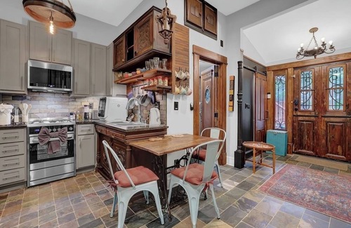 East Side Apartment | Beautiful 1 Bdrm Apt in Prime ATL Location!