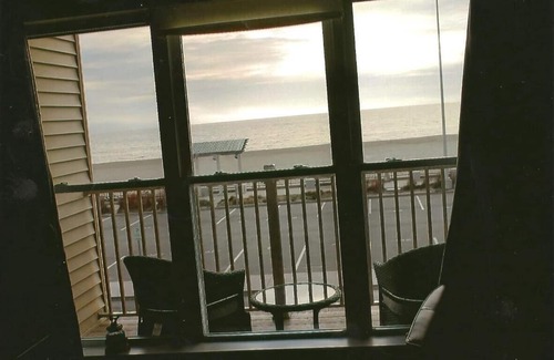 Hampton Condo | Beautiful 1 Bdrm Ocean Front Condominium located in the heart of Hampton Beach!