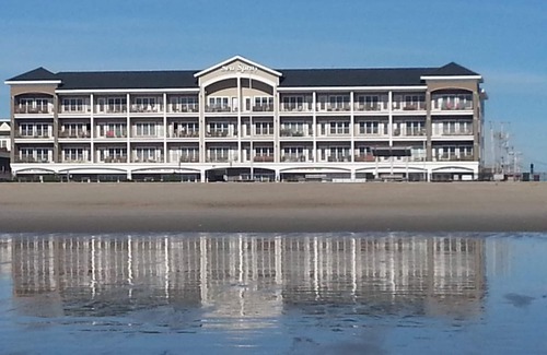 Hampton Condo | Beautiful 1 Bdrm Ocean Front Condominium located in the heart of Hampton Beach!